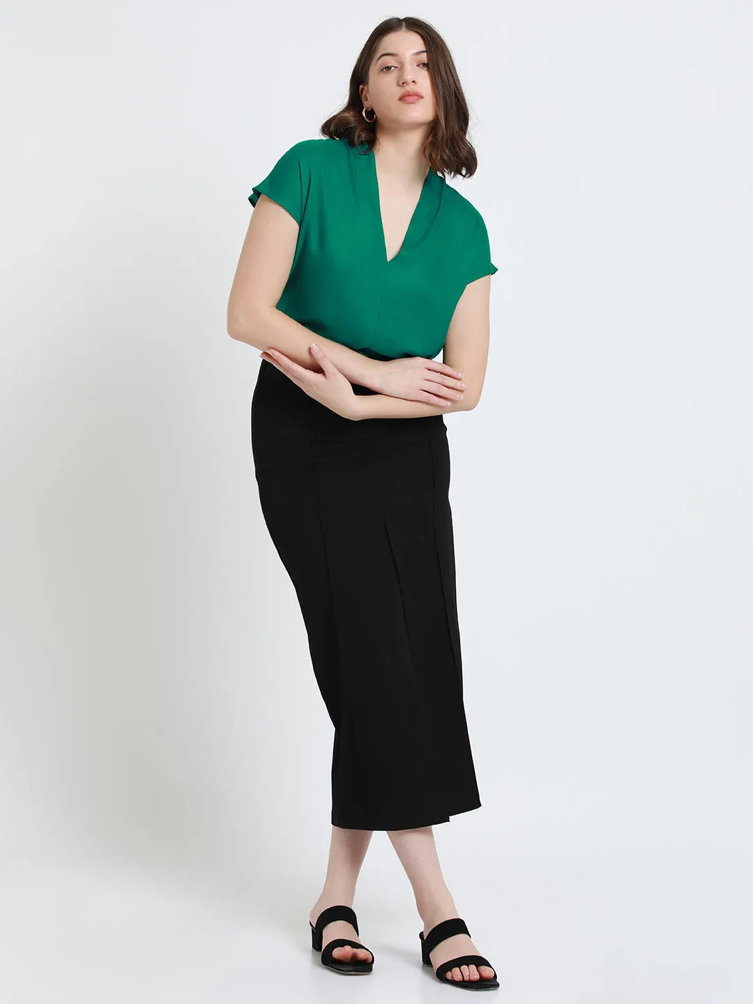 DL Woman V- Neck Regular Fit Solid Green Top